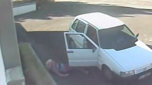 86 éves nőt dobtak ki az autóból Fokvárosban (videóval)