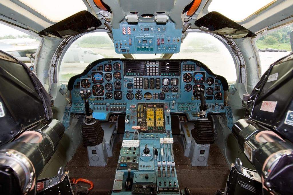 Tupolev_Tu-160_cockpit_Beltyukov-1