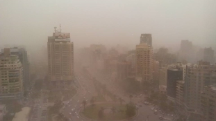 45 fokban és homokviharban fuldoklik Kairó