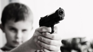 Hároméves gyerek lőtte fejbe egyéves testvérét