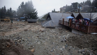 Földcsuszamlás sodort el hat nepáli falut