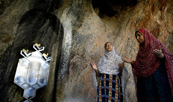 Zoroasztrizmus követői egy iraki barlangban imádkoznak. 
