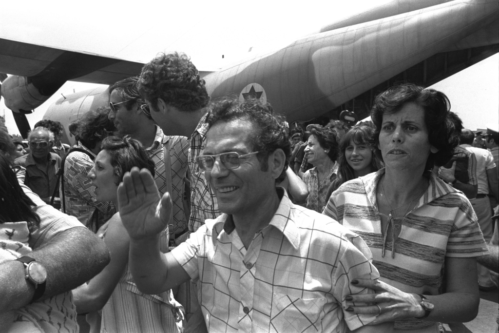 Flickr_-_Government_Press_Office_GPO_-_Hostages_Rescued_from_Entebbe_Airport