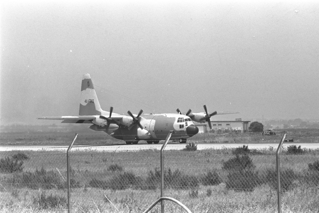 Flickr_-_Government_Press_Office_(GPO)_-_Rescue_Plane_Lands