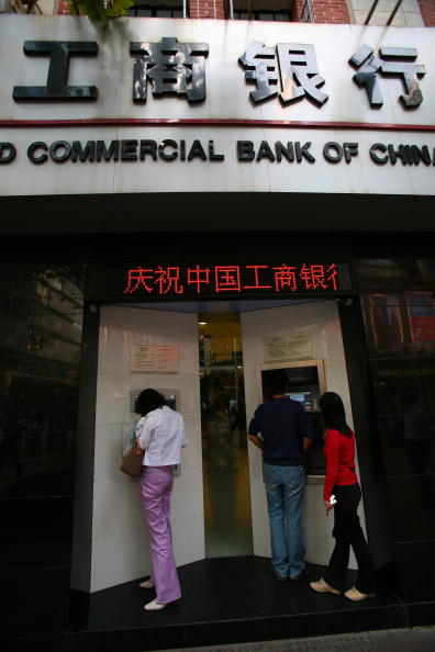 Industrial and Commercial Bank Of China Makes Hong Kong Trading Debut