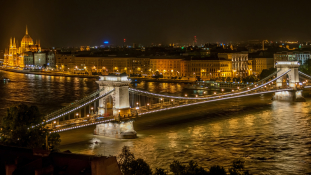 Toronyugrás a Parlament előtt – hatalmas változások Budapesten