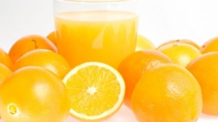Amerikai tudósok: Bőrrákot okoz a narancslé?