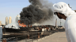 Lángok tombolnak a dubaji öbölben