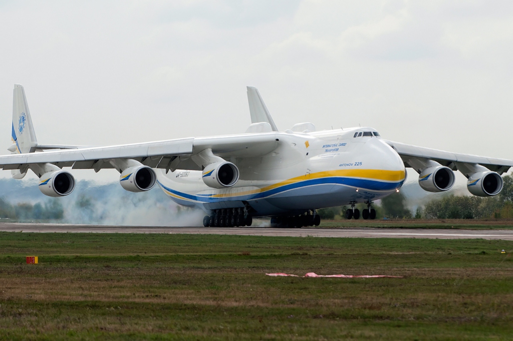 Antonov_An-225_Mriya,_Antonov_Design_Bureau_AN1916372