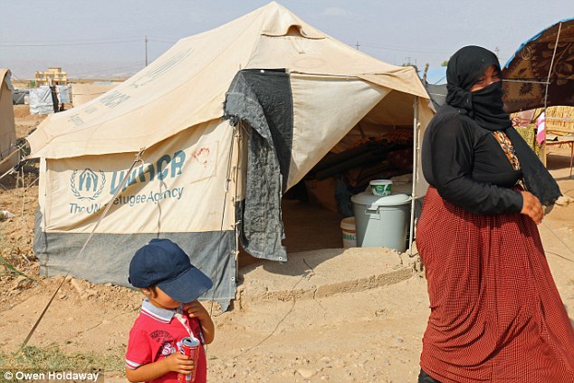"Bohar" és kisfia a menekülttáborban. Fotó: Daily Mail 
