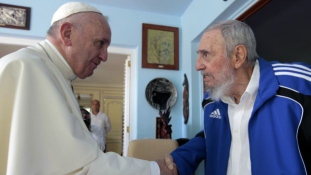 Egykori jezsuita tanára könyvét kapta Fidel ajándékba a pápától