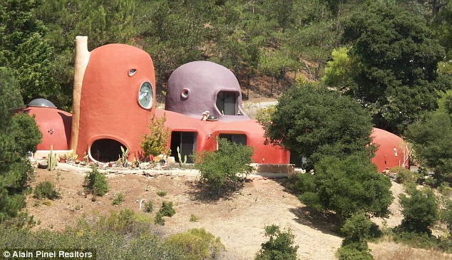 2BF2F64800000578-0-The_house_sits_on_almost_two_acres_of_land_and_from_the_distance-m-23_1441319376181