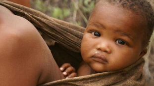 A szeretetteljes kapcsolat titka: babahordozás Afrikában