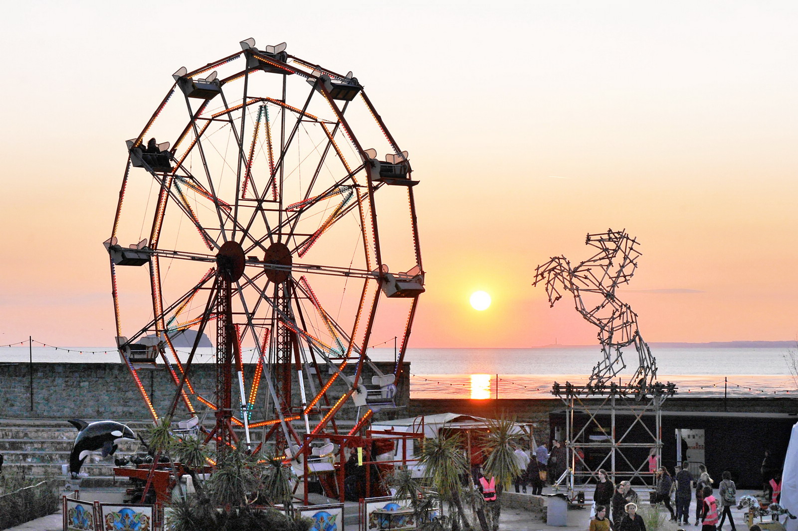 Dismaland_Big_Wheel_Banksy_Killer_Whale_Ben_Long_Horse_Scaffolding_Sculpture_and_sunset