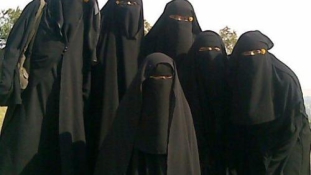 Szakállukat levágva női ruhában menekülnek a dzsihadisták