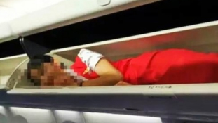 A csomagtartóban volt kénytelen aludni a légiutas-kísérő