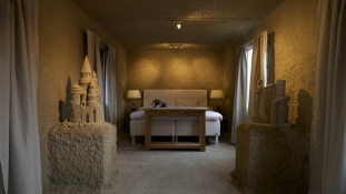 Aludnál-e a világ első homokvár-szállodájában?