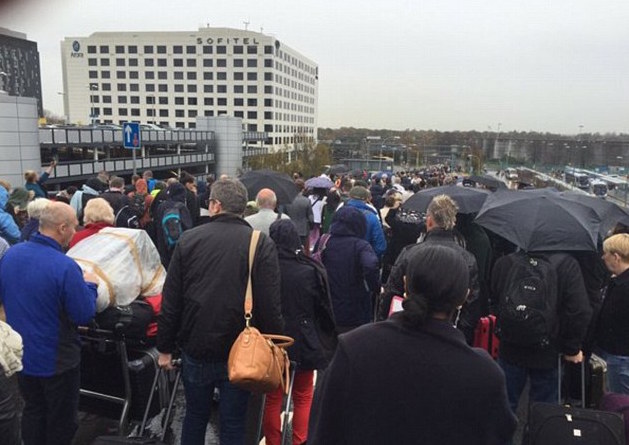 2E6F90EB00000578-3318312-Gatwick_North_Terminal_has_been_evacuated_after_a_bomb_scare_it_-a-39_1447498725744
