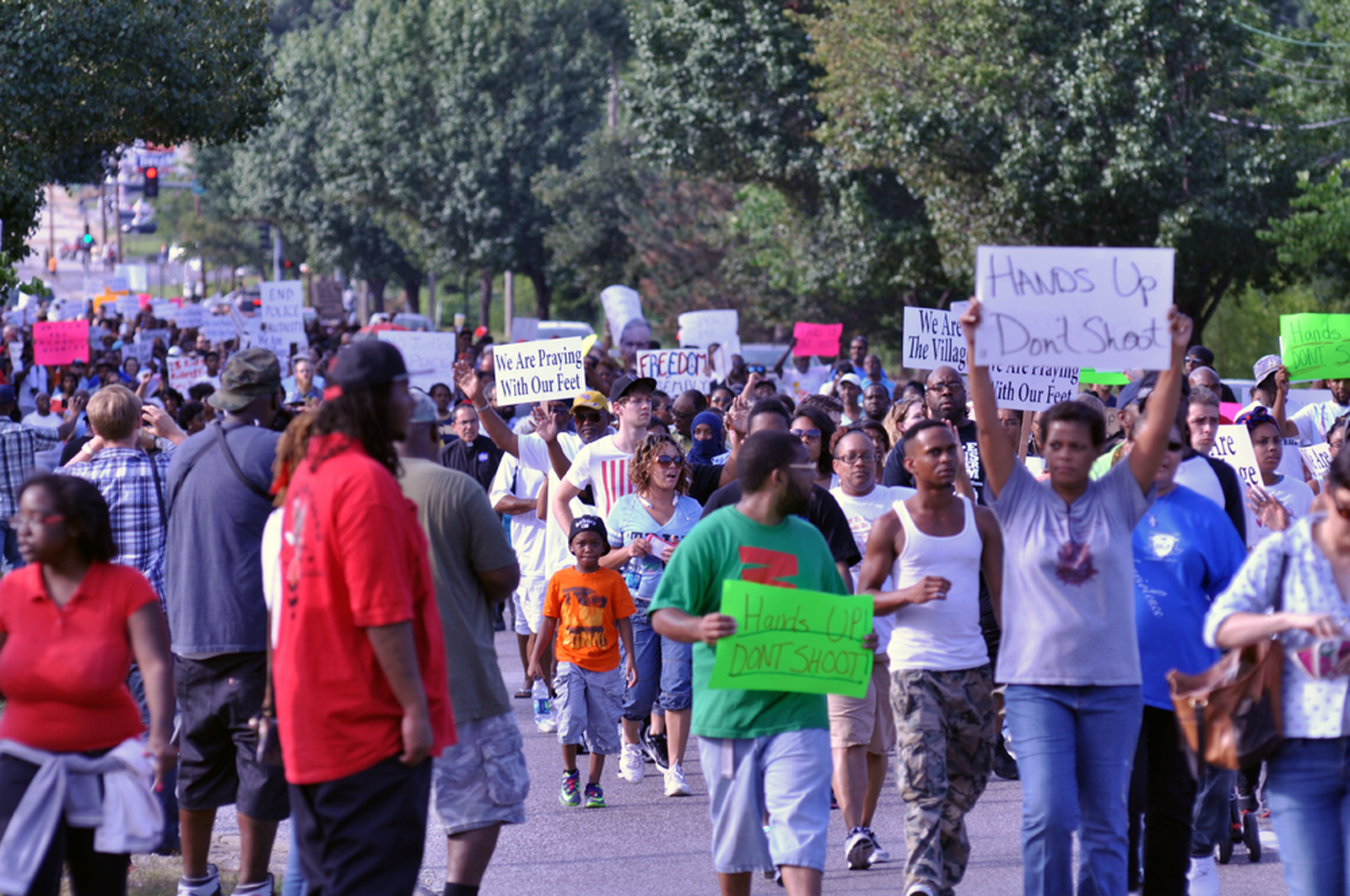 "Kezeket fel! Ne lőjj!" Tüntetés Fergusonban a feketékkel szembeni rendőri erőszak miatt 2014. augusztus 14-én (Kép: Wikipedia)
