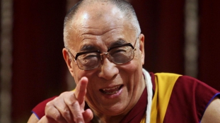 Dalai láma: az imánál többet is tehetnénk Párizsért