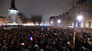 Petárdák és szétrobbanó égők: a terror után a pánik estéje Párizsban