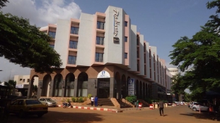 Támadás és túszejtés Bamakóban