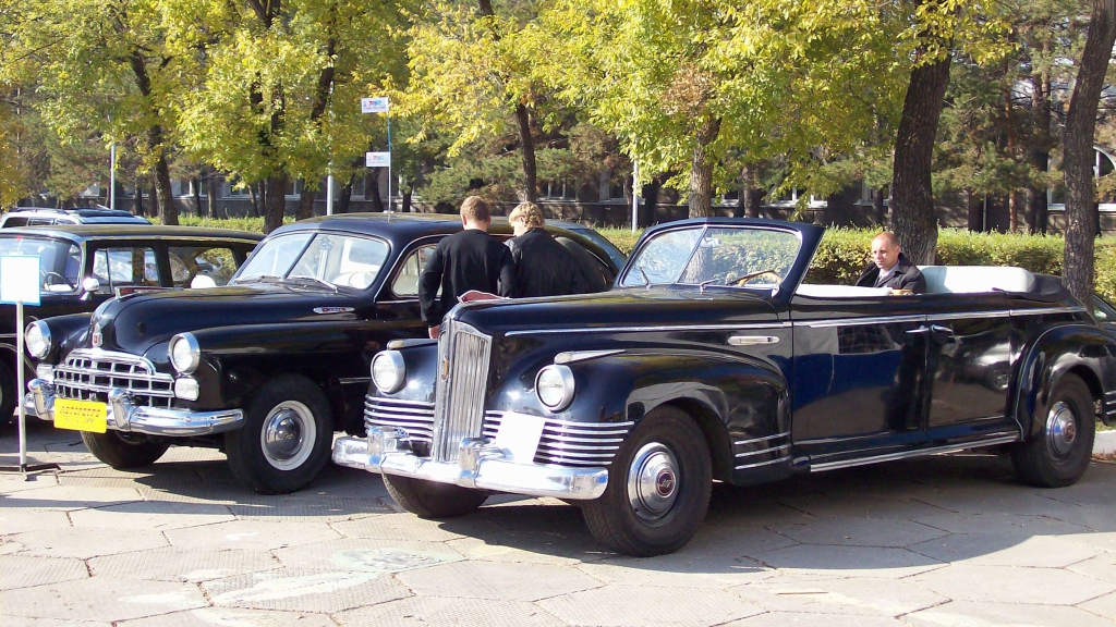 GAZ 12 és ZIS 110 (Wikimedia Commons) 