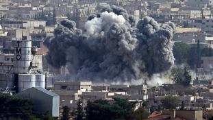 Több tucat áldozata van a szíriai légicsapásoknak