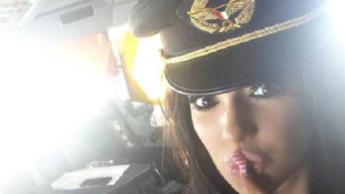 Elvették a repülés közben pornósztárt kényeztető pilóta jogosítványát
