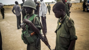 Gyerekeket használnak ágyútölteléknek Dél-Szudánban