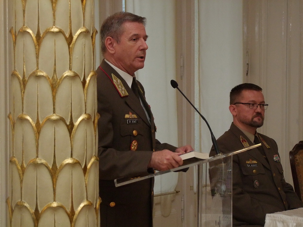 Benkő Tibor vezérezredes a Honvéd Vezérkar főnöke méltatta a kötetet