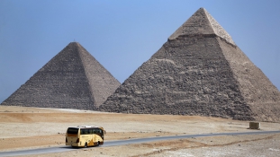 Turistabuszra lőttek Egyiptomban