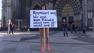 Pucér nő tiltakozott Kölnben a szexuális zaklatások ellen