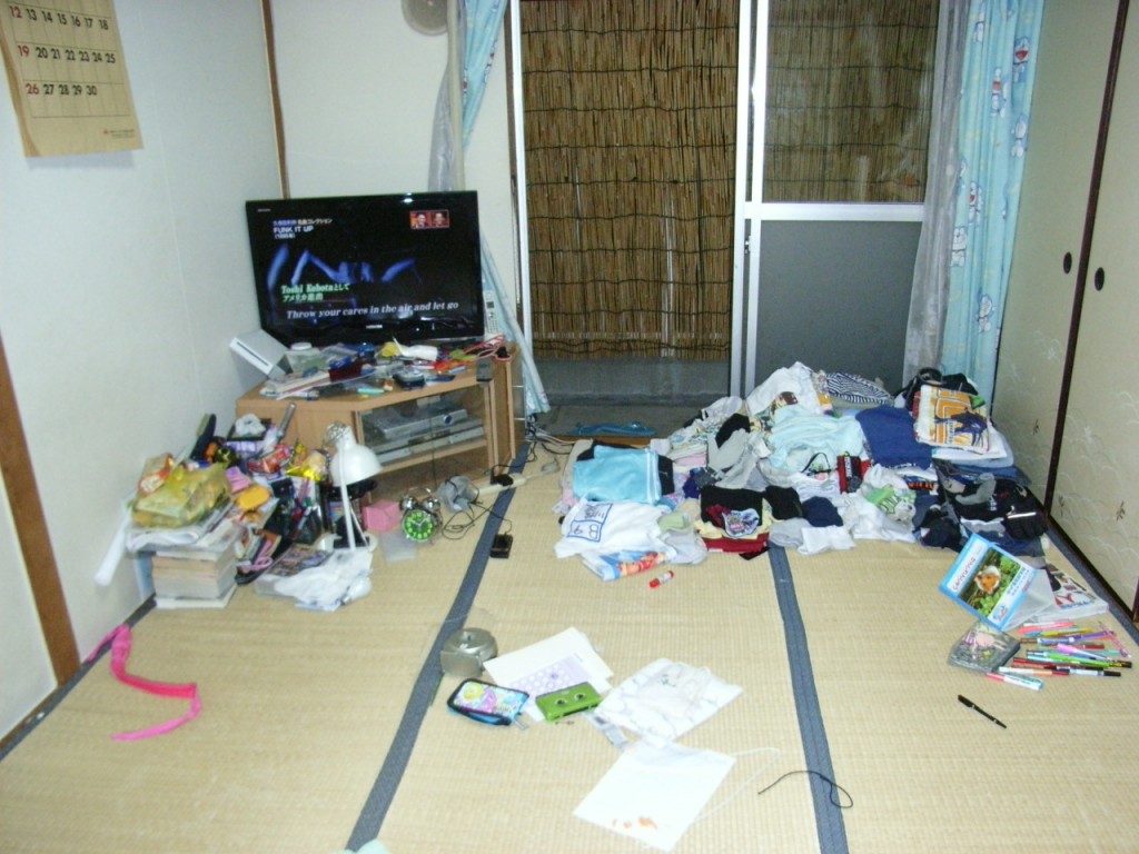 Messy-Bedroom-CleanedUp-1024x768
