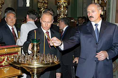 Vlagyimir Putyin és Alekszandr Lukasenko közösen gyújt gyertyát 2005 augusztusában (Wikimedia Commons)