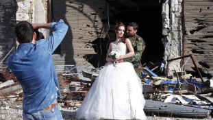 Esküvői fotózás, háborús romok között