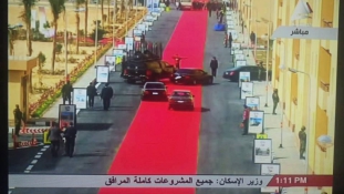 Több kilométeres vörös szőnyeget kapott az elnöki autó