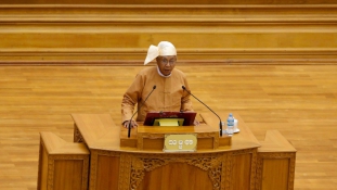 Letette hivatali esküt Mianmar új, szabadon választott elnöke