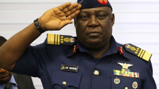 20 millió dollár lenyúlásával vádolják a volt nigériai vezérkari főnököt