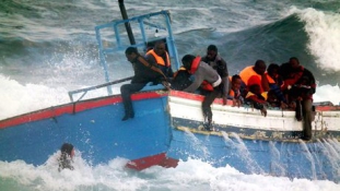Több mint 600 migránst mentettek ki a tengerből Líbiánál