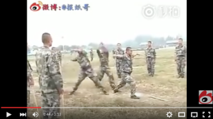 A betont törik a kínai katonák (videó)