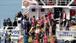 Megérkeztek az első menekültszállító hajók Törökországba