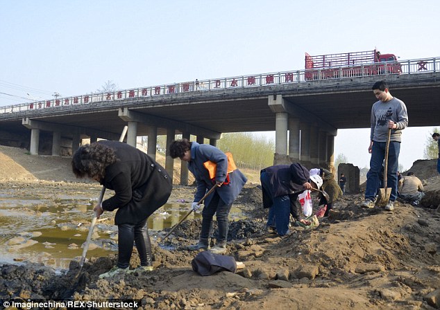 32BB3D2600000578-3518932-After_the_news_spread_local_villagers_flocked_to_the_site_to_try-a-34_1459521188678