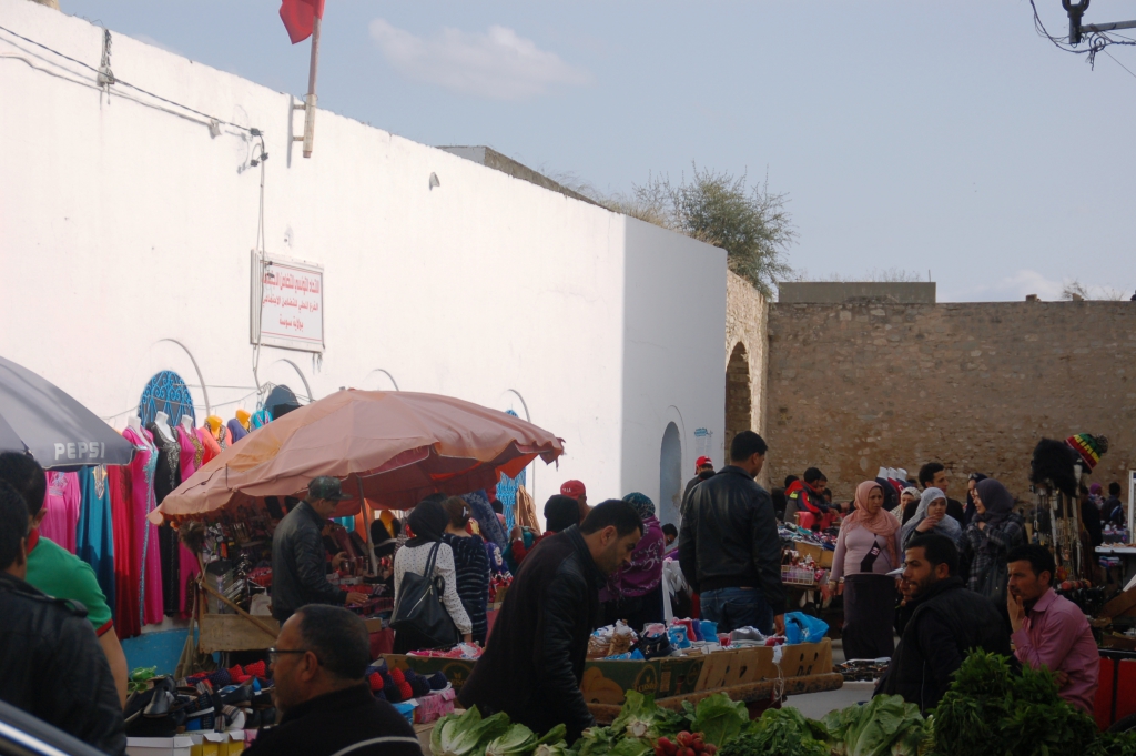 Helyiek vásárolnak a medinában