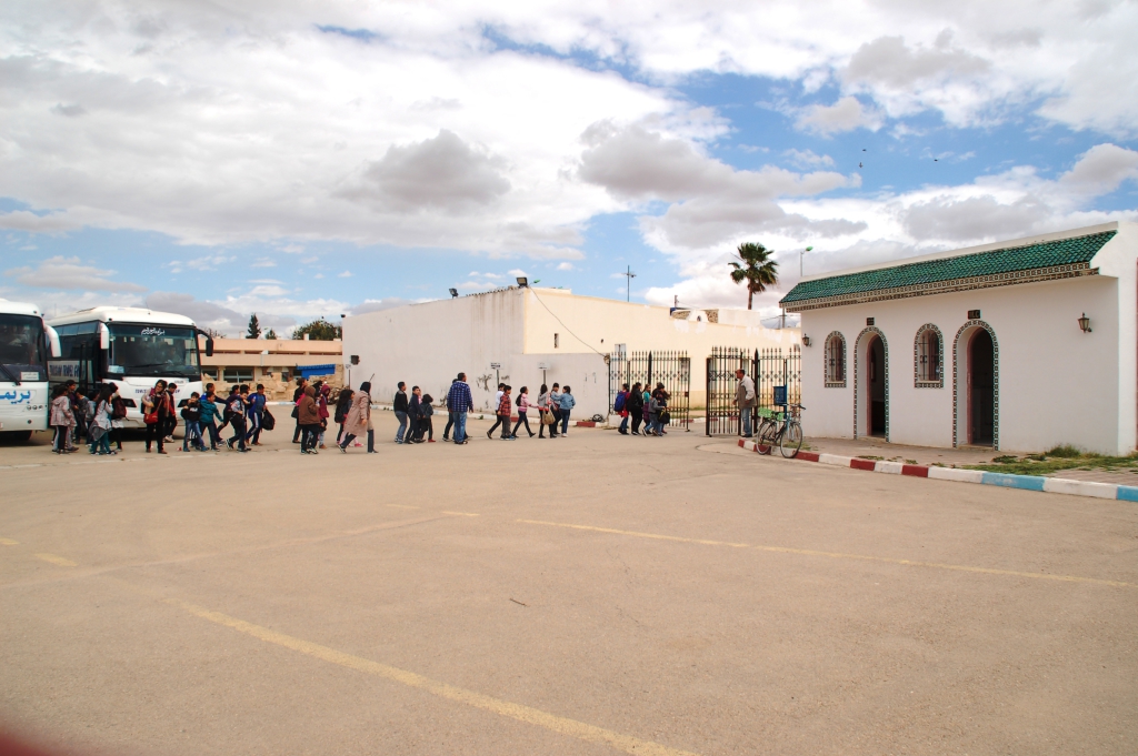 Tunéziai iskolások igyekeznek az Amfiteátrumba