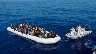 Migránsok százait mentették meg Líbia partjainál