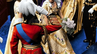 Egy uralkodás ruhái – ma 90 éves II. Erzsébet