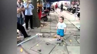 Ne húzz ujjat ezzel a kínai kisfiúval! (videó)
