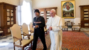 Kokalevelet vitt a pápának a bolíviai elnök