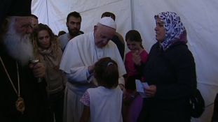 Magával vitt a Vatikánba 12 menekültet Leszboszról a pápa